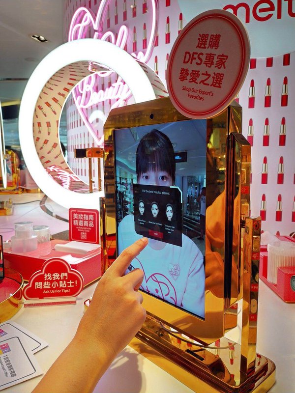 The Meitu Magic Mirror’s facial feature analysis function accurately retrieves facial feature data to recommend personalized makeup looks and cosmetics. 