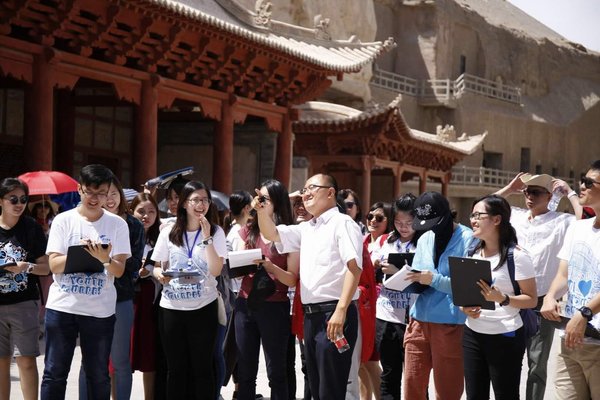 十五名来自香港大学、香港中文大学、香港浸会大学、香港城市大学、香港公开大学、香港树仁大学六间院校的大学生于7月8日至8月18日六星期期间，亲身学习与承传敦煌文化艺术。