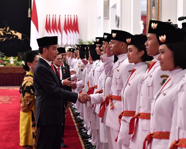 Presiden Jokowi menginagurasi 68 anggota Paskibraka di Istana Negara, Jakarta, kemarin
