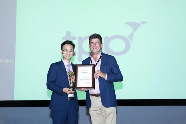 弗兰克.赫斯特爵士获得2018SHAI大会颁发的“最具国际创新影响力个人”奖