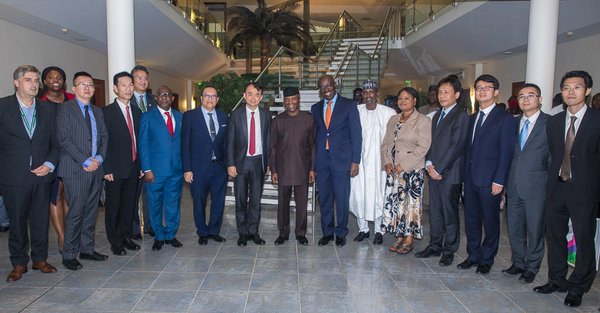 尼日利亞副總統耶米-奧辛巴喬會見網龍創始人兼董事會主席劉德建一行