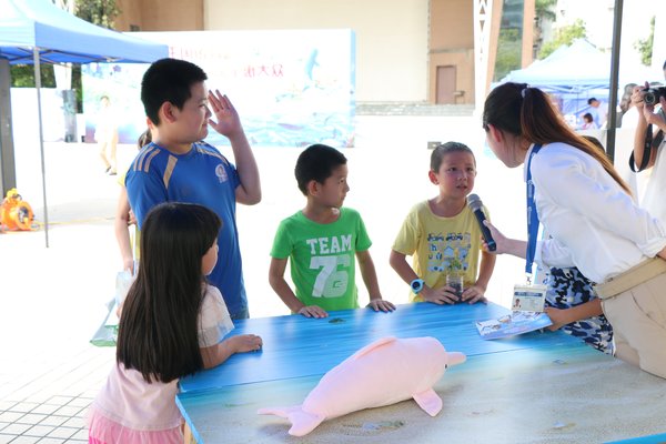 珠海长隆海洋王国把“鲸豚救助科普学堂”带到社区现场。