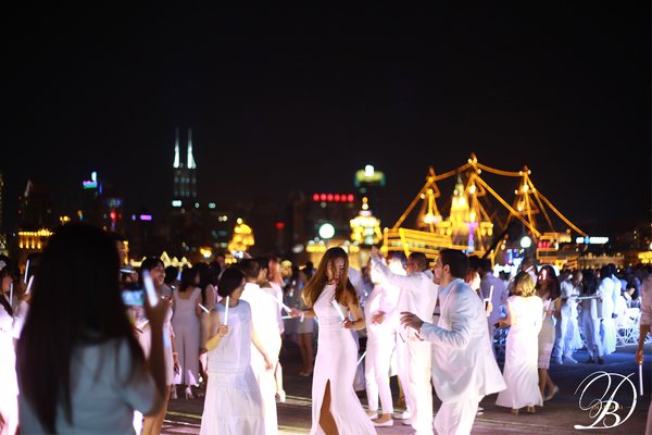 法國(guó)白色長(zhǎng)桌晚宴"Le Diner en Blanc"