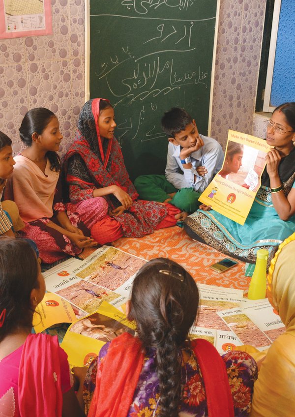 伯樂林教育基金會透過學習營教導印度貧困兒童基本讀寫和數學能力。