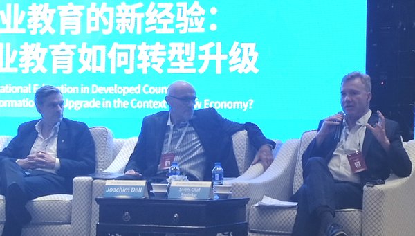 TUV莱茵深圳公司副总经理欧乐富先生（右一）出席了本次论坛并参与了圆桌讨论。