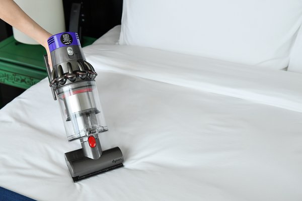 戴森Cyclone V10 (TM)无绳吸尘器清洁床铺