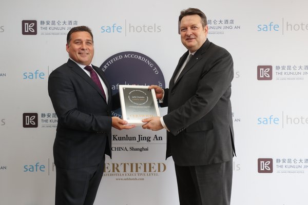 Mr. Gerd Knaust, general manager of The Kunlun Jing An receives the Executive Level Certificate from Mr. Andy Williams VP Business Development and Quality Assurance at the Safehotels Alliance