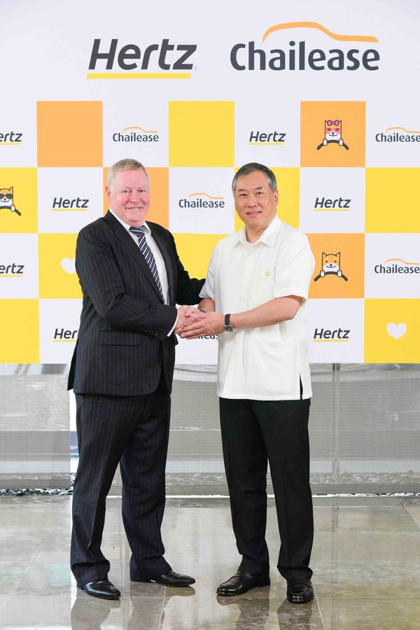 Eoin MacNeill (left), Vice President, Hertz Asia Pacific with Mr Andre J.L. Koo (right), Chairman of Chailease Group