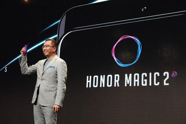 En George Zhao, Presiden Honor, memegang Honor Magic 2 di acara Honor Play di Berlin