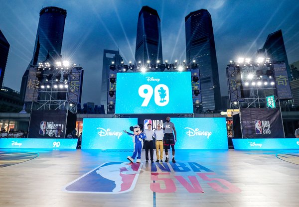 米奇亮相2018 NBA 5v5精英篮球赛中国区总决赛现场，与球迷粉丝互动共庆90周年