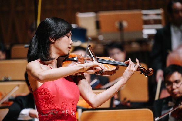 Nancy Zhou, First Place Winner of the 2018 Shanghai Isaac Stern International Violin Competition during her Final Round with the Shanghai Symphony Orchestra and conductor Michael Stern. Photo: SISIVC