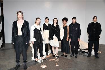 一众模特儿在时装表演天桥上展示由本地设计师李德诚(TAK LEE)所设计的最新作品。