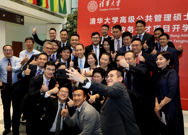 Mr Daryl Ng, JP, Director of the Ng Teng Fong Charitable Foundation (centre), took a photo with the participants of the first intake of the Tsinghua University Executive Master of Public Administration Programme, the first of its kind on the mainland and tailored for Hong Kong executives. He looks forward to working with them to contribute to Hong Kong’s future development.