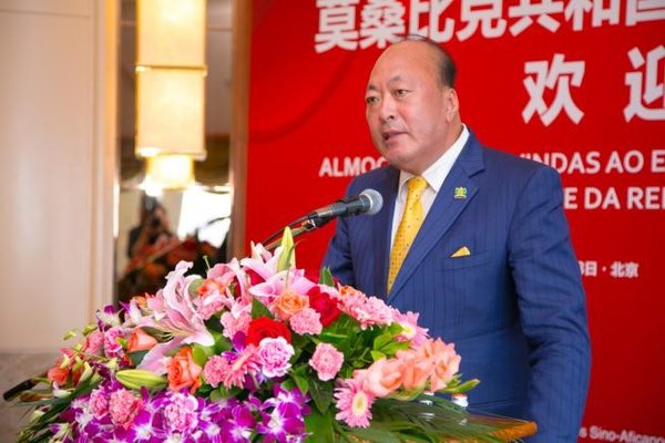 李金元董事長向紐西總統(tǒng)及在場嘉賓介紹天獅集團