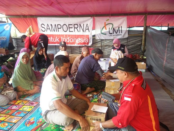 Tim Sampoerna Rescue (SAR) memberikan pelayanan kesehatan kepada korban bencana gempa di Lombok, Nusa Tenggara Barat