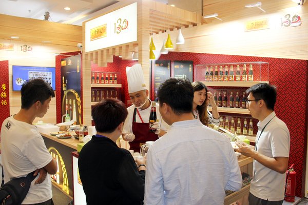 李锦记大厨用今年7月全新上市的醋系列产品制作的美食与饮品吸引诸多参观者驻足