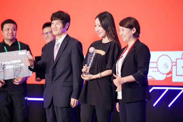 创业邦创始人兼CEO南立新（右一）和杭州市金融办副主任胡晓翔（左一）为DEMO GOD颁奖