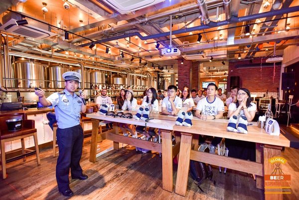 上海市公安局静安分局交通警察支队和百威精酿事业部共同举办“拒绝酒驾”交通安全公益讲座