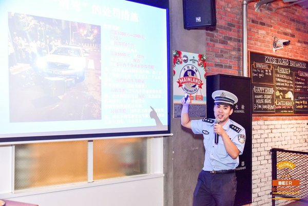 上海市公安局静安分局交通警察支队单警官现场传递“零酒驾”的交通安全理念