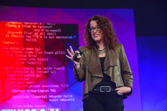 英特尔副总裁兼高级院士Genevieve Bell在英特尔AI开发者大会（DevCon）上发表演讲（图片来源：Walden Kirsch/Intel）