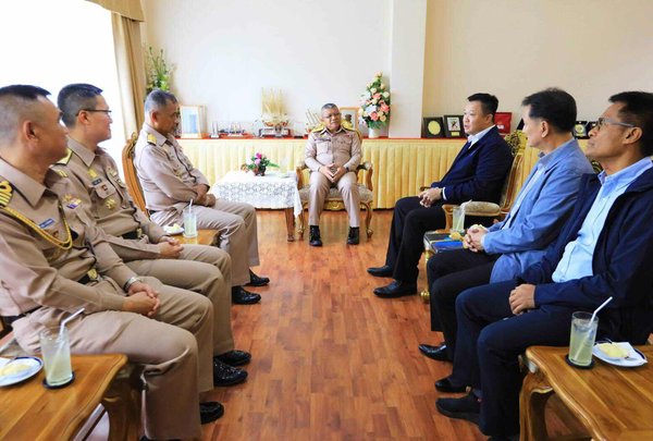 泰国国家旅游局局长与第三海军会谈