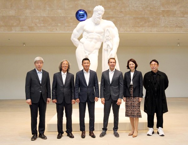Art-tainment resort Paradise City today opened Paradise Art Space, an onsite, purpose-built exhibition space for modern and contemporary art on September 17, 2018. The unveiling ceremony was attended by (from left) Lee Bae, Kim Hodeuk, Paradise Group Chairman Phillip Chun, Jeff Koons, Director of Paradise Culture Foundation Elizabeth Chun, and director Jung Kuho.