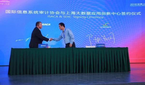 ISACA 全球董事会副主席 Brennan P. Baybeck 先生与上海数据交易中心副总裁陈钢先生在“2018年世界人工智能大会”上签署合作备忘录，这是DMM在全球范围的第一个战略合作伙伴