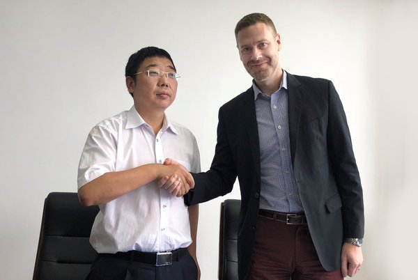 Dahang Microgrid Chairman Xue Jun and ACC CEO Thomas Lapham signed strategic cooperation agreement