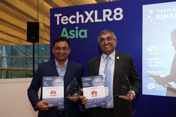 (Left) Konesh Kochhal, Director, Industry Ecosystem Engagements, and Abdul Memon, VP of Marketing, IoT and 5G Solutions, Huawei Southern Pacific Region receive awards on stage.