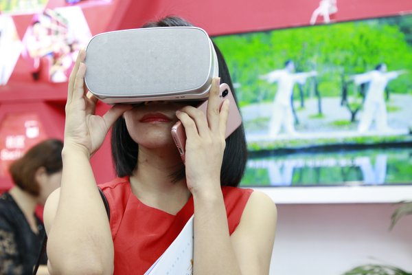 VR互动带领观众亲身走进无限极溯源之旅