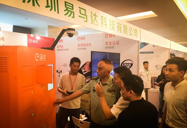 上海市消防局领导莅临e换电展台了解换电产品