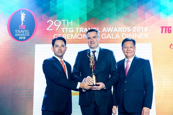 (l-r) Guest of honour, Mr Itthiphol Kunplome, Vice Minister of Tourism and Sports, Thailand, presents Mr Nicholas Waring, Director of Franchise Development, Hertz Asia Pacific, with the Hall of Fame accolade alongside Mr Darren Ng, Managing Director of TTG Asia Media (right).