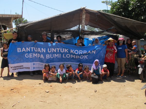 Wyndham Destinations rep. with some of the villagers of Desa Tempos Kujur, Genggelang.
