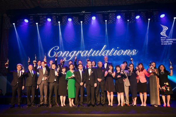 The HR Asia Best Companies to Work for in Asia - group photo of all winners from Vietnam with HR Asia representatives