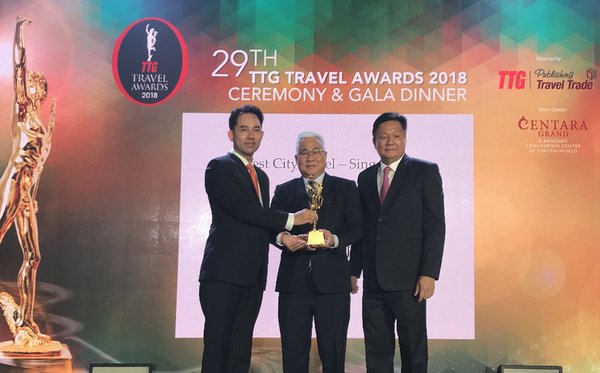 Thứ trưởng Thể thao và Du lịch Thái Lan, Itthipol Kunplome (bên trái trong ảnh), trao giải thưởng Best City Hotel–Singapore cho khách sạn Meritus Hotels & Resorts COO, ông Tan Kim Sen (đứng giữa) cùng với Giám đốc Điều hành TTG Asia, Daren Ng (bên phải).