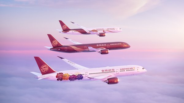 吉祥航空787彩绘机队，由前往后依次为“中国牡丹”、“中国红”及“中国丝带”彩绘