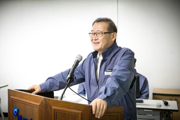 万都董事长郑梦元在“MGH-100发布庆典”上致贺词，该庆典在平泽制动业务总部举行。
