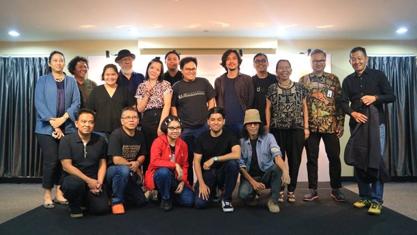 Para seniman, kurator, perwakilan BEKRAF dan YDAI berfoto bersama setelah konferensi pers pada 28 September 2018 di Grand Kemang Hotel