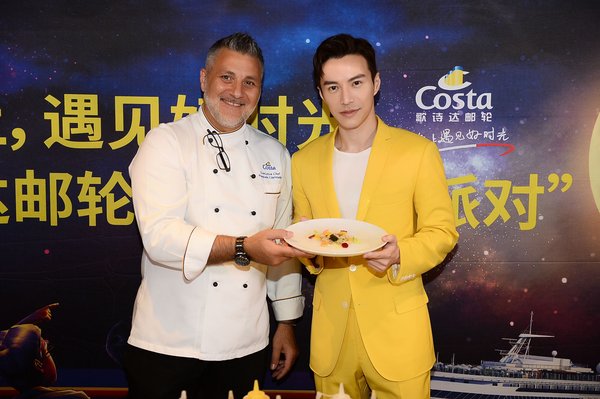 王冠逸与歌诗达邮轮行政主厨展示合作打造的意大利美食