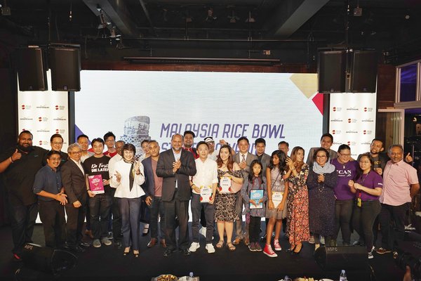 Winners of Malaysia Rice Bowl Startup Awards accompanied by Mr Gobind Singh Deo, Minister of Communication and Multimedia Malaysia.