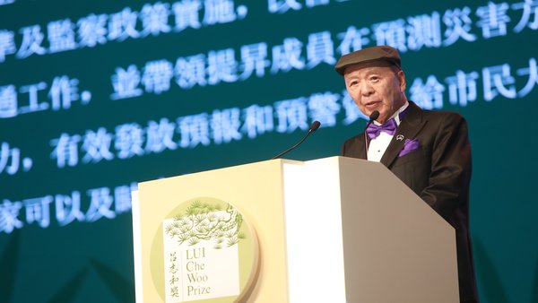 Dr. Lui Che Woo gives a speech to commemorate the occasion.