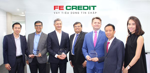คณะผู้บริหารระดับสูงของ FE CREDIT กับรางวัล CEPI Asia Awards