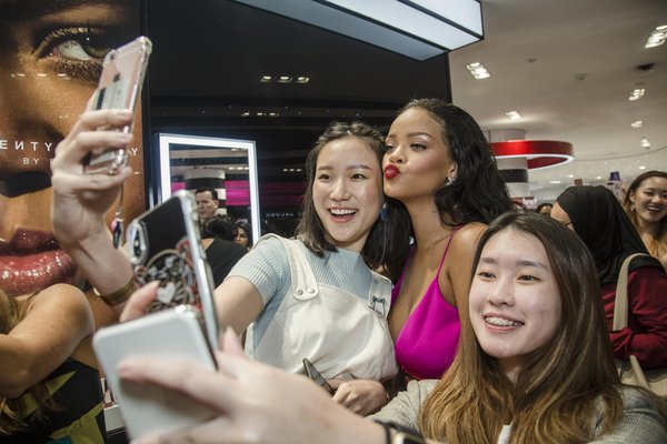 Rihanna现身东南亚Fenty Beauty周年庆 获狂热粉丝热情捧场