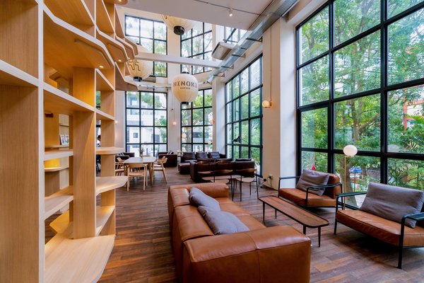 Shu Fu reads as “book” and also “comfortable” in Mandarin. Sunlit and surrounded by floor to ceiling windows and lush greenery, it is perfect for reading or meeting with friends over an artisanal coffee at habitat’s very own Hinoki café.