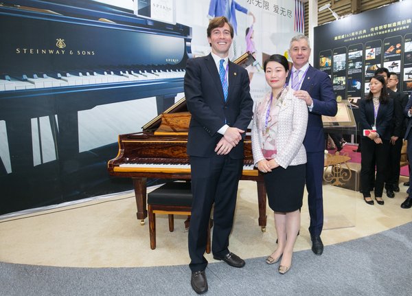 施坦威全球首席执行官罗恩-罗斯彼先生（右），施坦威全球首席财务官及运营官本杰明-斯坦纳先生（左），施坦威亚太区总裁位炜女士（中）共同揭幕施坦威165周年特别珍藏版皇冠珠宝系列 -- 美洲黄檀木钢琴