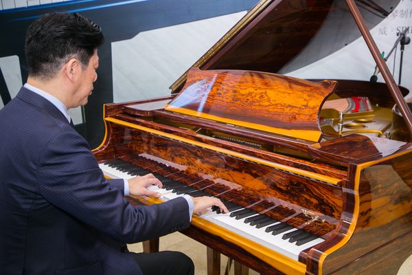 施坦威艺术家刘孟捷先生演奏施坦威165周年特别珍藏版皇冠珠宝系列 -- 美洲黄檀木钢琴
