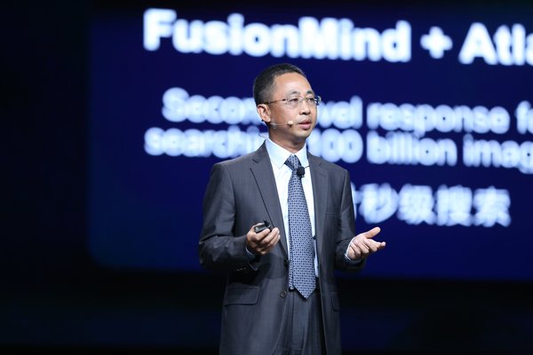 Hou Jinlong, President of Huawei's IT Product Line, giving a speech