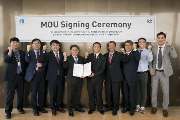 Lee Pil-Jai (fourth from left), head of KT’s Marketing Group, HBC Chairman Le Viet Hai (fifth from right) and other representatives of the two companies, are photographed during a signing ceremony at KT’s headquarters in central Seoul, South Korea, on September 18.