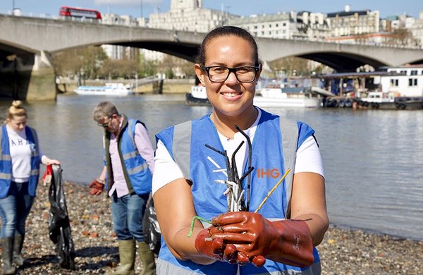 洲际酒店集团员工在泰晤士河畔清理塑料废弃物