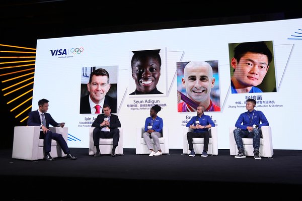 Visa全球副总裁兼奥运项目负责人杰晏森(Iain Jamieson)今天在北京出席了Visa与国际奥委会的续约仪式，并与来自中国、美国和加拿大的奥运及残奥运动员一起分享了“Visa之队”与奥运的感人故事。